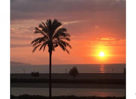 Bonito y moderno piso en primera línea de mar, vistas al mar, garaje cerrado en opción, piscina comunitaria