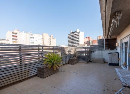 Tu ático en el centro de figueres: espacio, luz y una gran terraza para disfrutar todos los días.
