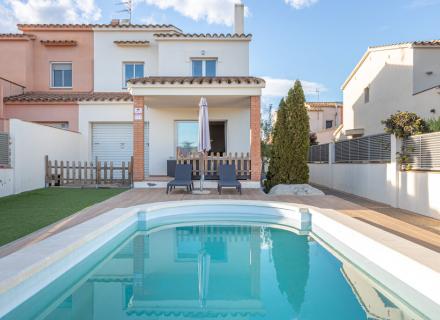 Casa amb jardí i piscina en venda avinyonet de puigventós