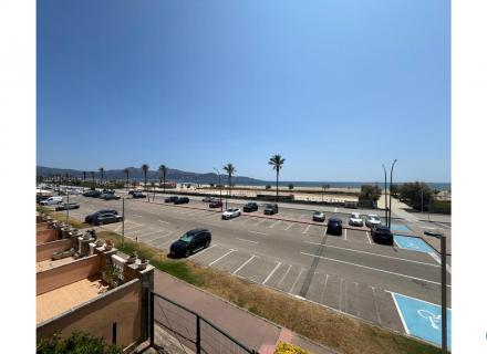 Bel et moderne appartement en première ligne de mer, vue mer, en option box fermé, piscine communautaire