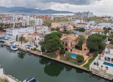 Exclusividad, amplitud y encanto en una de las mejores zonas de empuriabrava.