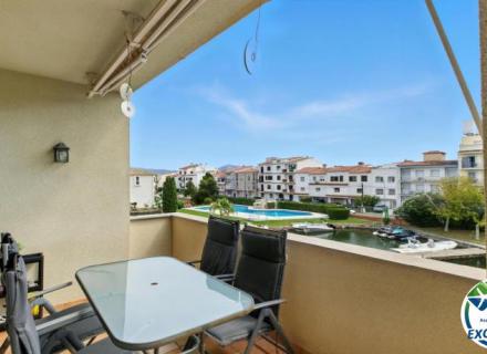 Port sotavent appartement avec vue sur le canal et avec piscine, parking et amarrage communs